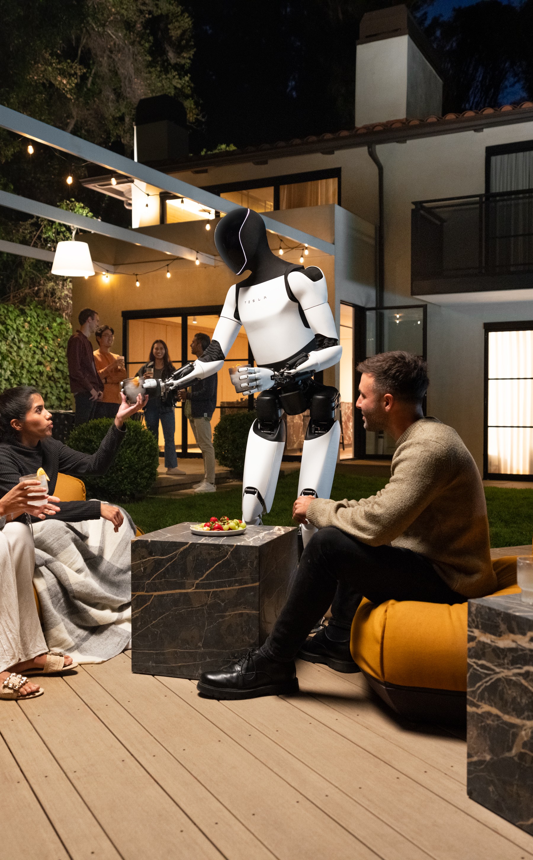 Tesla Optimus serwujący drinka na przyjęciu — wizja Tesli