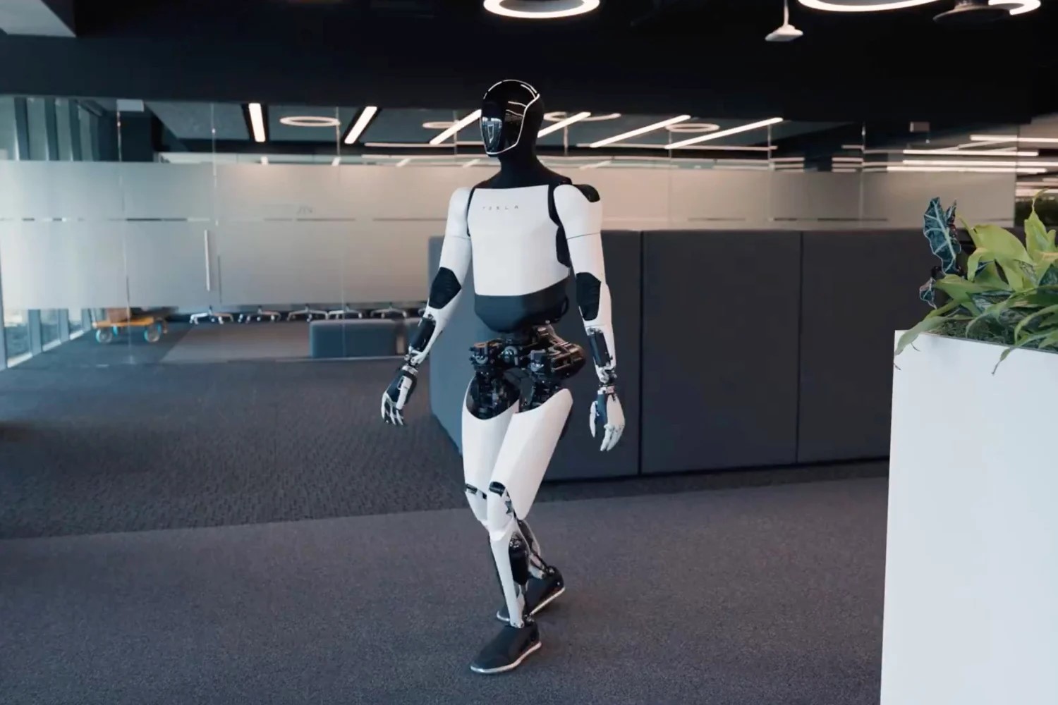 Tesla Optimus w ruchu — fabryka Tesla Fremont